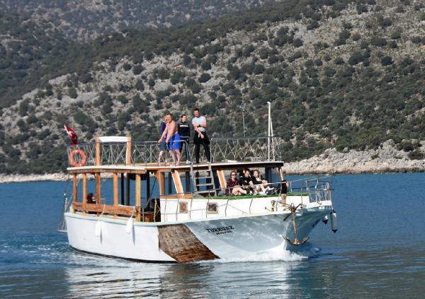 Rus turistler şubat ayında  Akdeniz'in masmavi sularında yüzmenin ayrıcalığını yaşadı