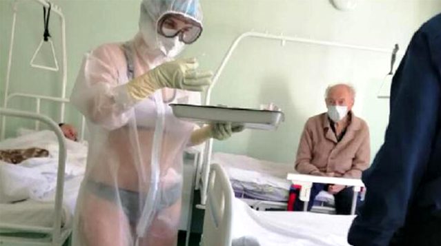 Rusya'da bikini ve şeffaf koruyucu giyerek hastaları tedavi eden hemşire gündemi salladı