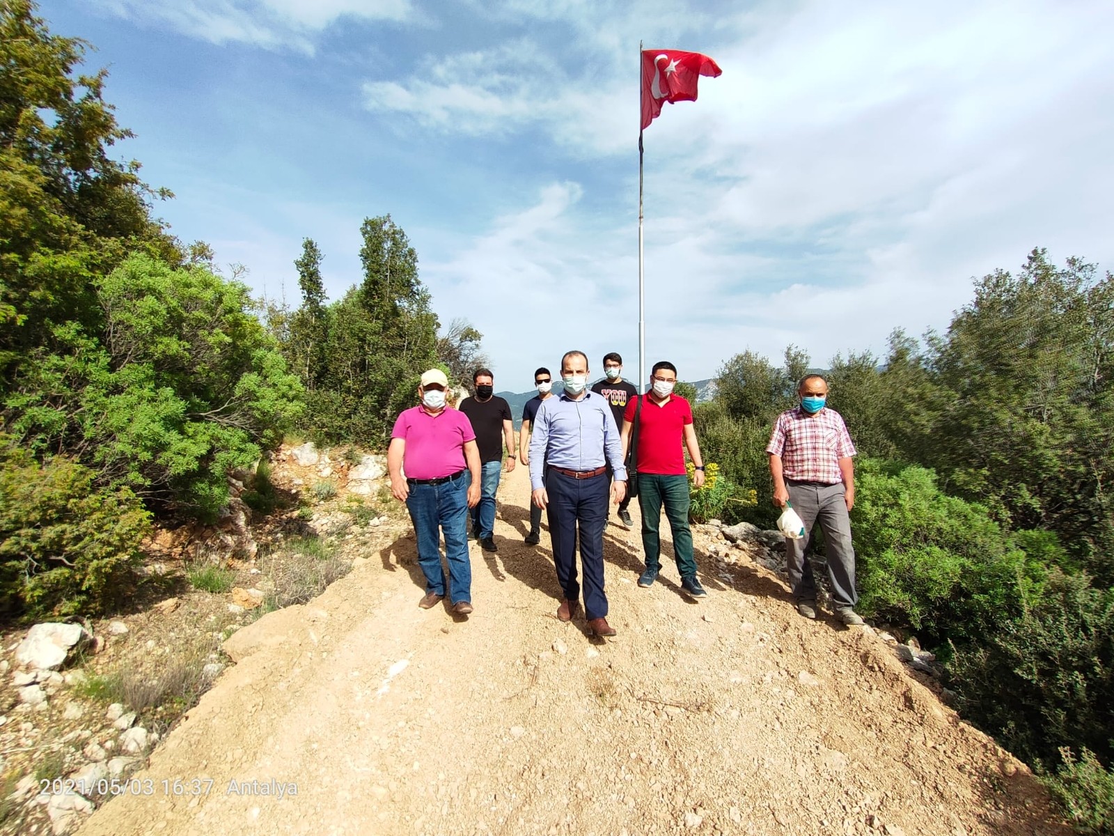Rüzgar nedeni ile kopan Türk Bayrağı, Kepez Belediyesi ekipleri tarafından değiştirilerek asıldı