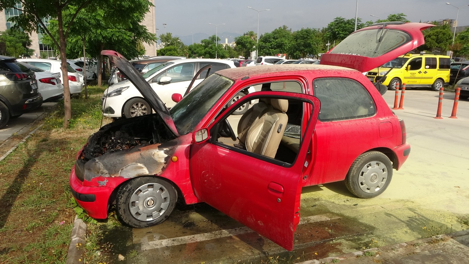 Sağlık çalışanının hastane bahçesindeki park halindeki otomobili alev aldı