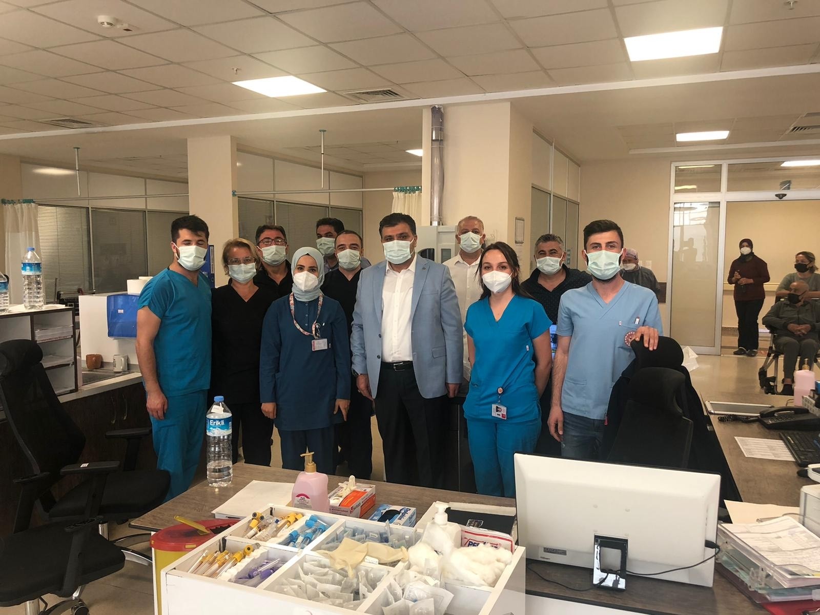 Sağlık-Sen Antalya Şube Başkanı Sinan Kuluöztürk ve beraberindeki heyet sağlık çalışanlarını ziyaret ederek bayramlarını kutladılar