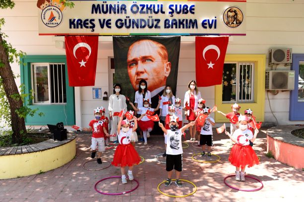 Sağlıkçıların çocukları 19 Mayıs’ı kutladı