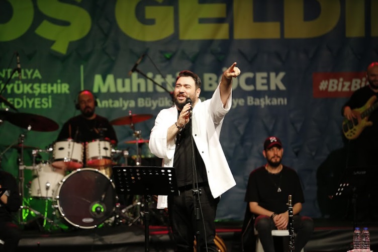 SAKİLERDEN MUHTEŞEM KONSER