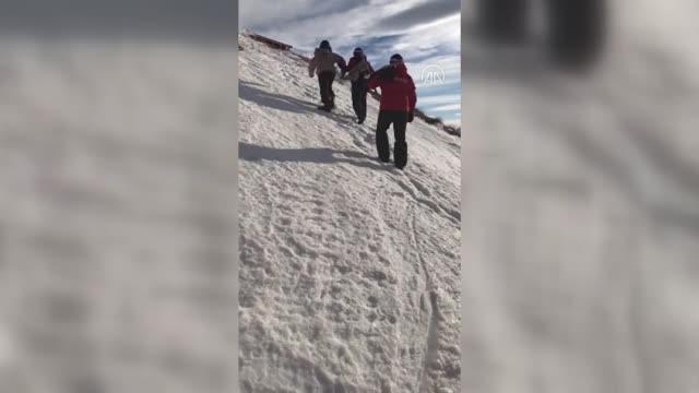 Saklıkent Kayak Merkezi'nde kayak yaparken mahsur kalan genç kıza, Jandarma Arama Kurtarma (JAK) timi ulaştı.