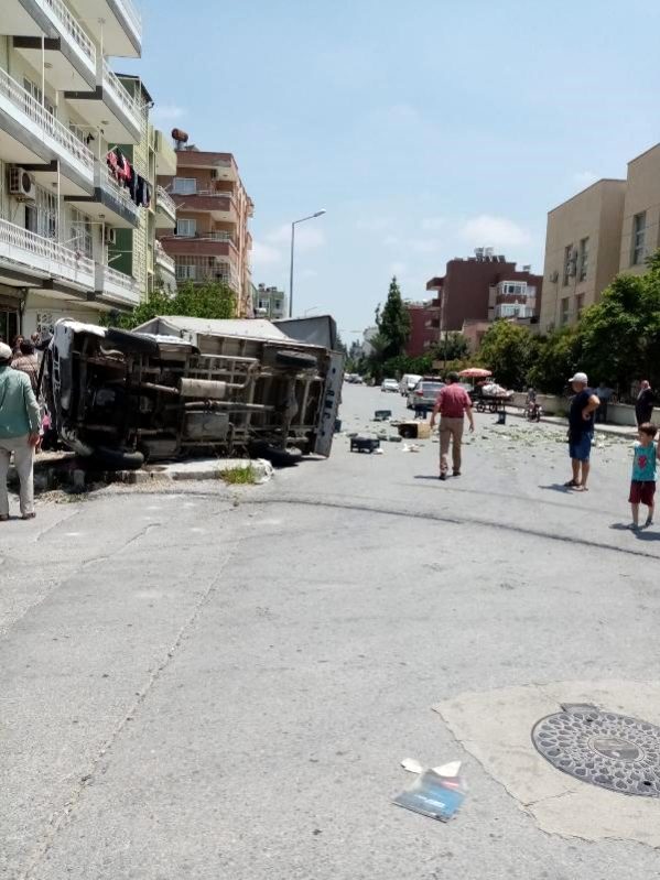 Salatalık yüklü kamyonet, araçla çarpıştı: 2 yaralı