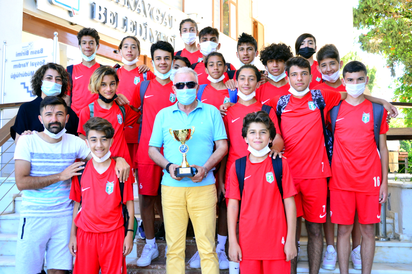 ŞAMPİYON FUTBOLCULAR MANAVGAT’A DÖNDÜ