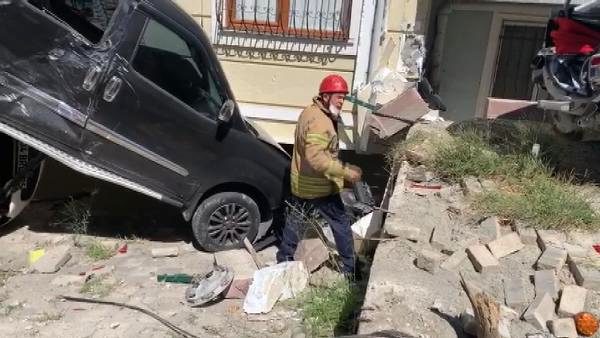 Sancaktepe'de yokuş aşağı inerken kayan tır önce 4 araca, sonra binaya çarptı