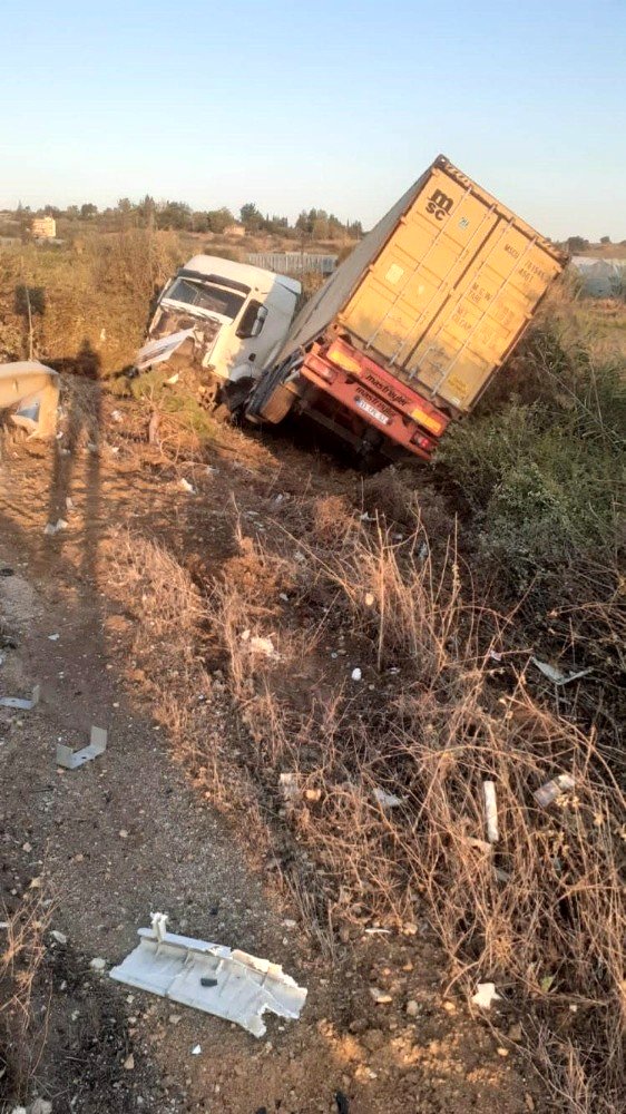 Şarampole uçan tır sürücüsü ağır yaralandı