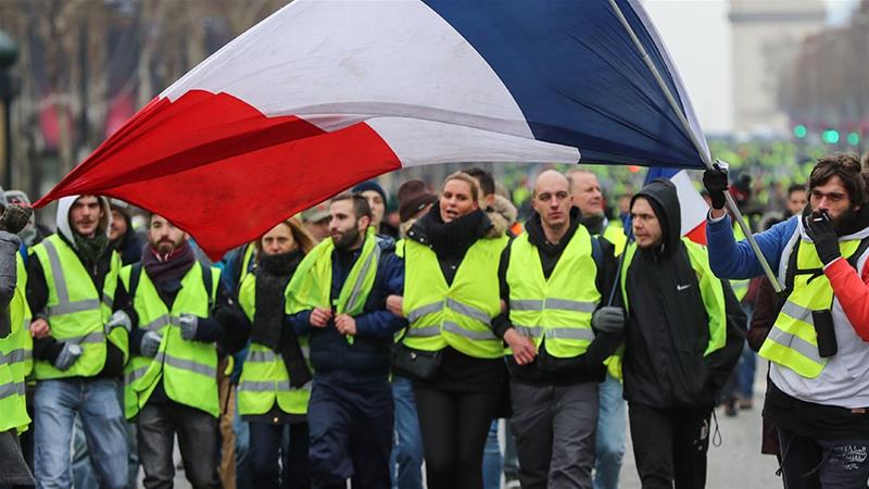Sarı Yelekler protestolarının aylarca sürdüğü Fransa'da artık Beyaz Gömlekler gündemde