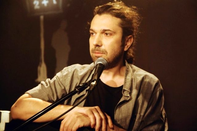 Şarkıcı Halil Sezai Paracıkoğlu, yıllardır uzun kullandığı saçlarını kazıttı