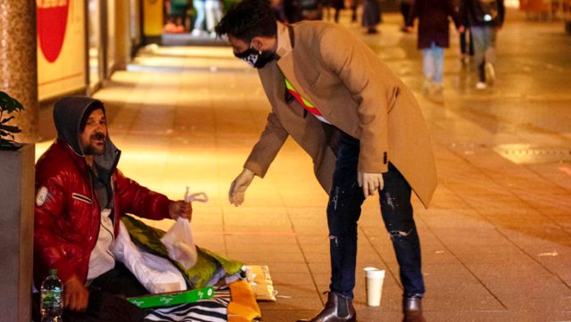 Şarkıcı KADR, sokakta yaşayan vatandaşlara yemek dağıttı