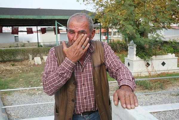 Şehit mezarındaki Bayrak direğini çaldılar