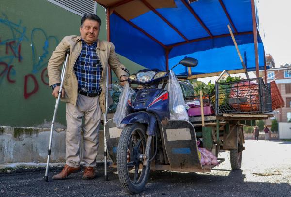 Şekerci Amca düğünler iptal olunca 3 tekerlekli motosikletiyle  sebze meyve satıyor