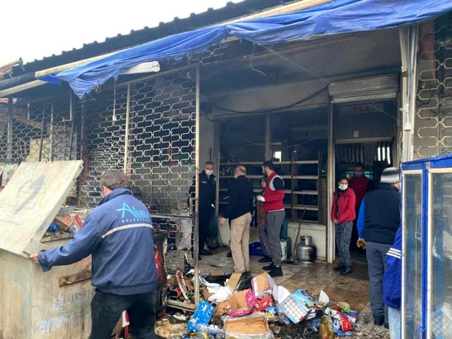 Sel nedeniyle zarar gören elektrik sisteminden çıkan yangın, market sahibini büyük zarar soktu