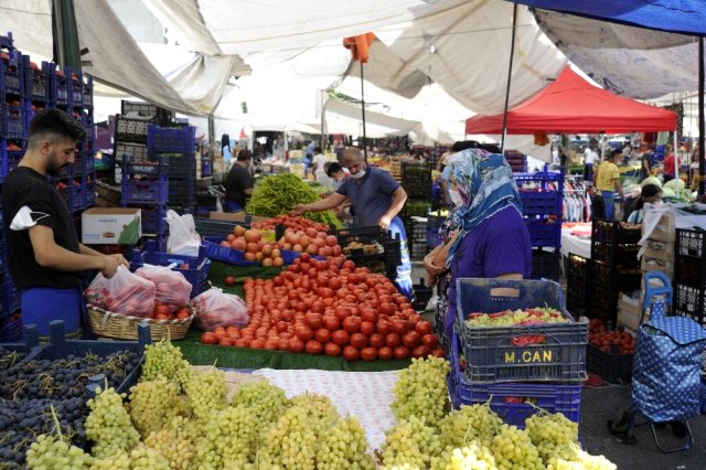 Semt pazarlarında yaşanan ürün bolluğu nedeniyle sebze ve meyve fiyatları düştü
