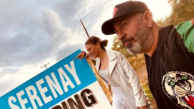 Serenay Sarıkaya, sevgilisiyle olan fotoğrafına yorum yapan fenomen Alp Kılınç'ı engelledi