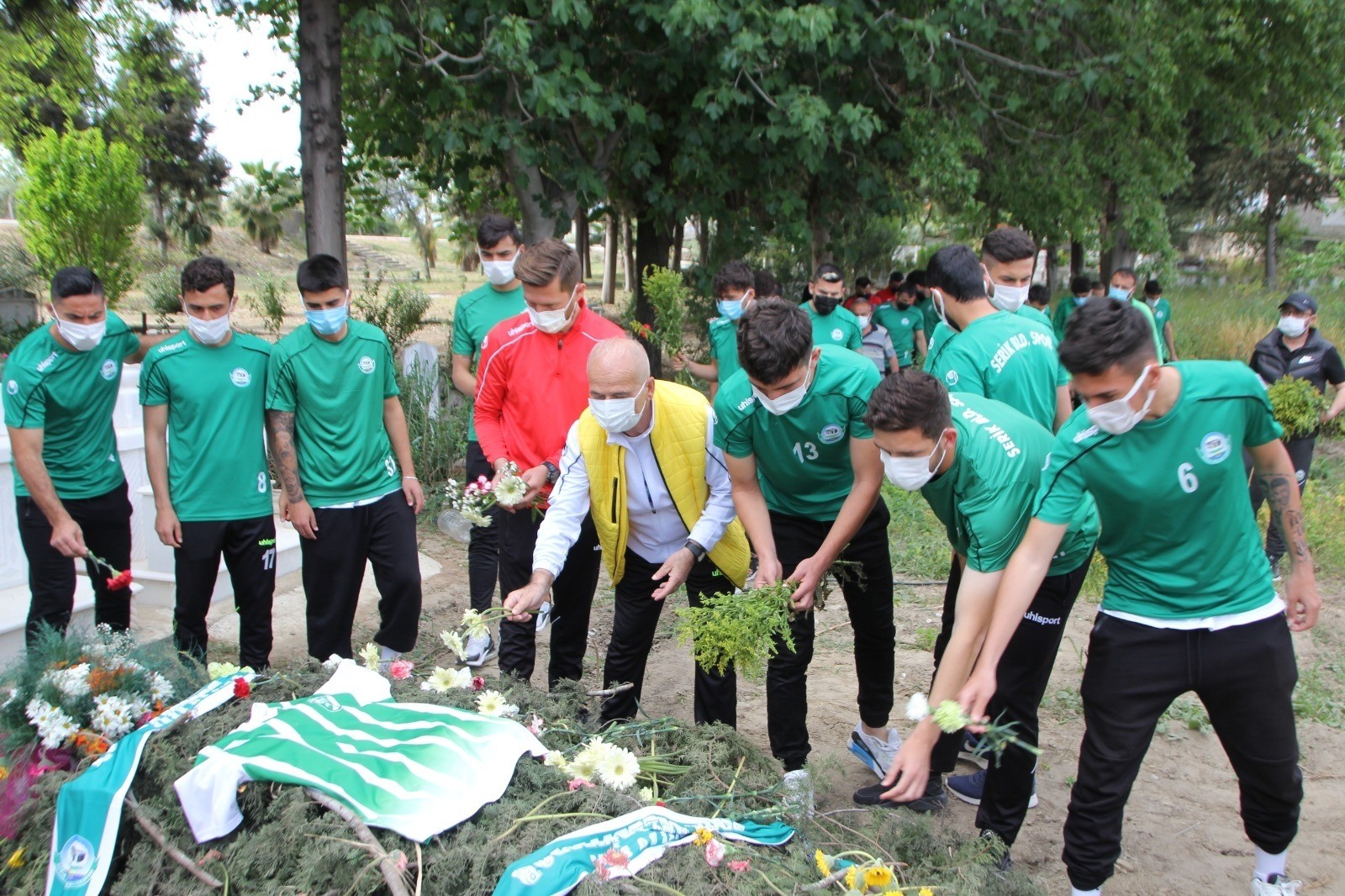 Serik Belediyespor Kulübü Kulüp Başkanı Ali Aksu’nun mezarını ve ailesine taziye ziyaretinde bulundu.