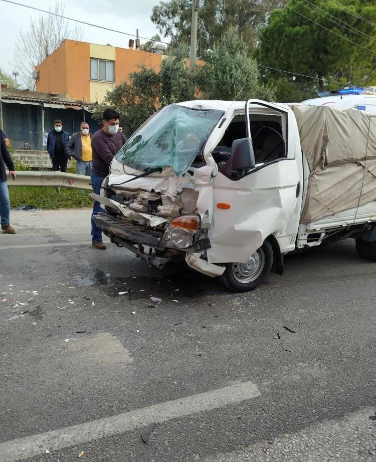 Serik ilçesinde tıra arkadan çarpan kamyonetin sürücüsü yaralandı