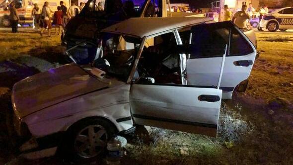 Serik'te kamyonetle otomobilin çarpıştığı kazada 2 kişi yaralandı