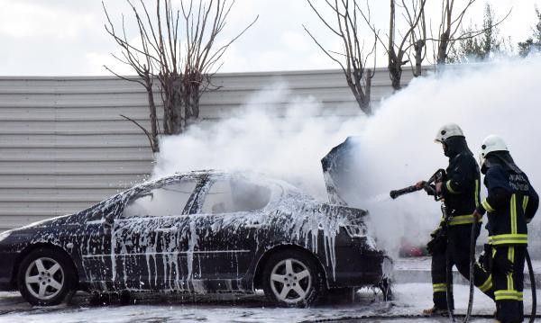 seyir halindeki otomobil kısa sürede alevlere teslim oldu