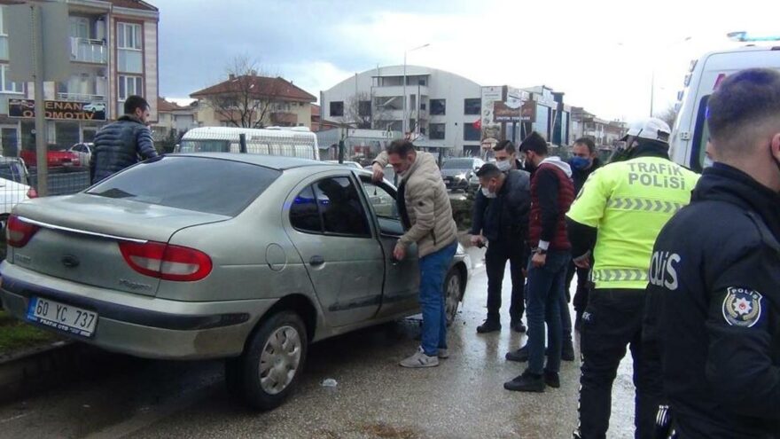 seyir halindeyken direksiyon başında sara nöbeti geçirdi.