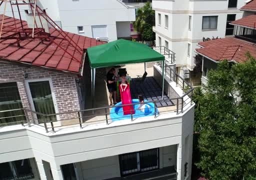 Sıcağı gören Antalyalılar, çatılara havuz kurdu.
