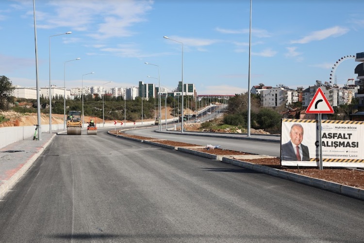 SICAK ASFALTI TAMAMLANAN ÜNİVERSİTE CADDESİ YAKINDA HİZMETTE