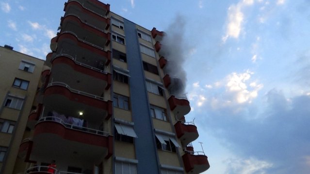 Sinir kriz geçiren kadın, kocasının eşyalarını balkonda yakmak istedi