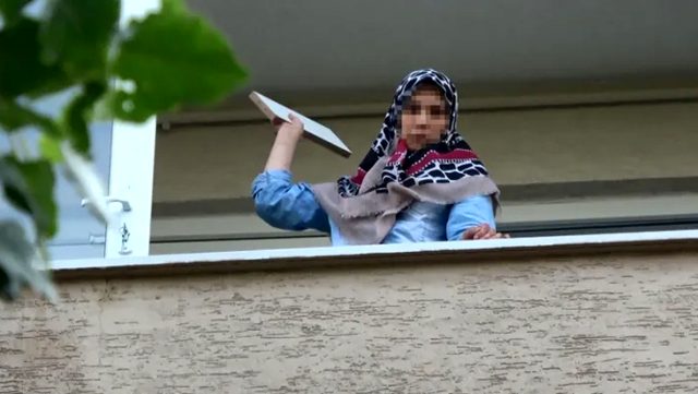 Sinirden gözü dönen kadın evdeki eşyaları balkondan, sokağa fırlattı!