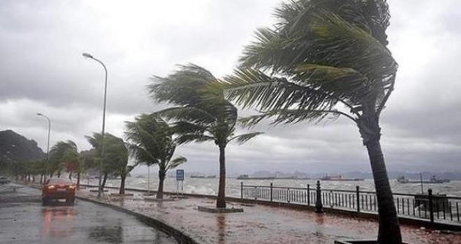 Son dakika haber... Antalya'da sağanak ve rüzgar etkili oldu