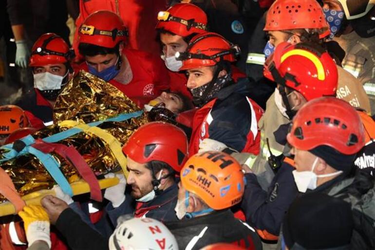 Son dakika haberleri... İzmir'deki depremde yıkılan Emrah Apartmanı'ndan 58 saat sonra İdil kurtarıldı ama kardeşi İpek'ten acı haber geldi