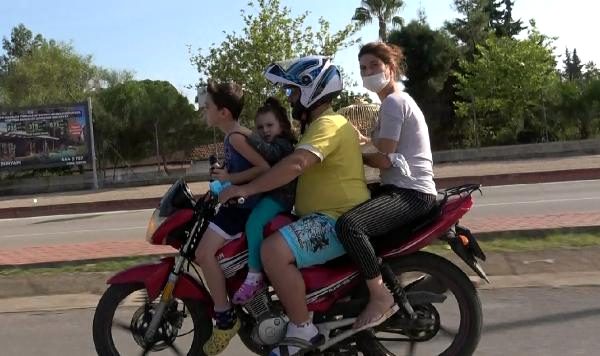 Son dakika haberleri | Motosiklet üzerinde 2'si çocuk 4 kişinin tehlikeli yolculuğu kamerada