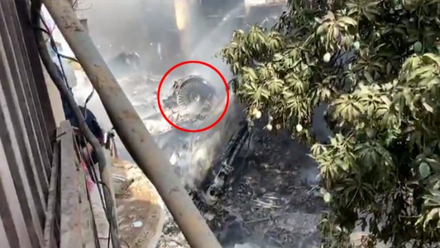 Son dakika: Pakistan'da uçağın düştüğü olay yerinden ilk görüntüler