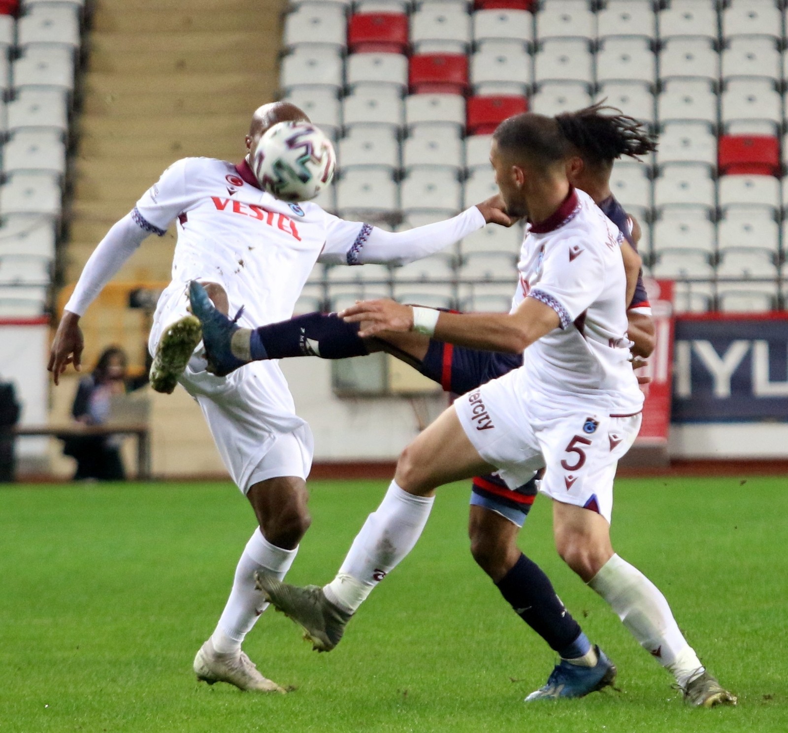 Süper Lig’in 40. haftasında karşılaşacak olan Trabzonspor ile FT Antalyaspor, 70. kez birbirlerine rakip olacak.