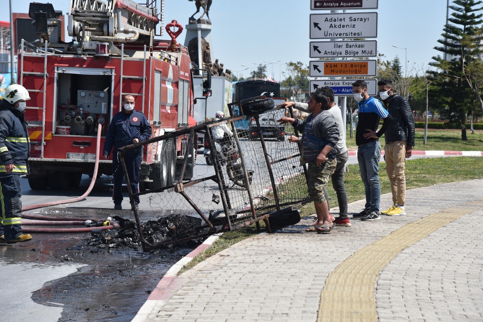Suriye uyruklu bir kişinin motosikletinin arkasına bağlı ve içinde geri dönüşüm maddeleri olan römorku yandı