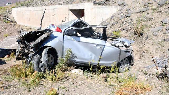 Sürücüsünün kontrolünü yitirdiği otomobil şarampole devrildi: 3 ölü, 2 yaralı