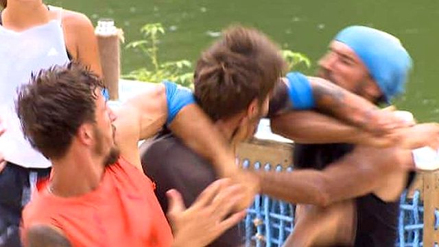 Survivor'da kavga eden Yasin ve Barış, takımının kazanacağı 3 ödülden men edildi