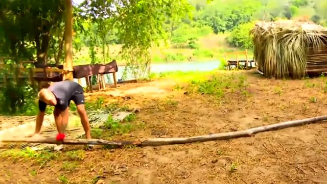 Survivor'da Ünlüler ve Gönüllüler takımının kampları birleşti! Yunus Emre, odunlarla kendi sınırını çizdi