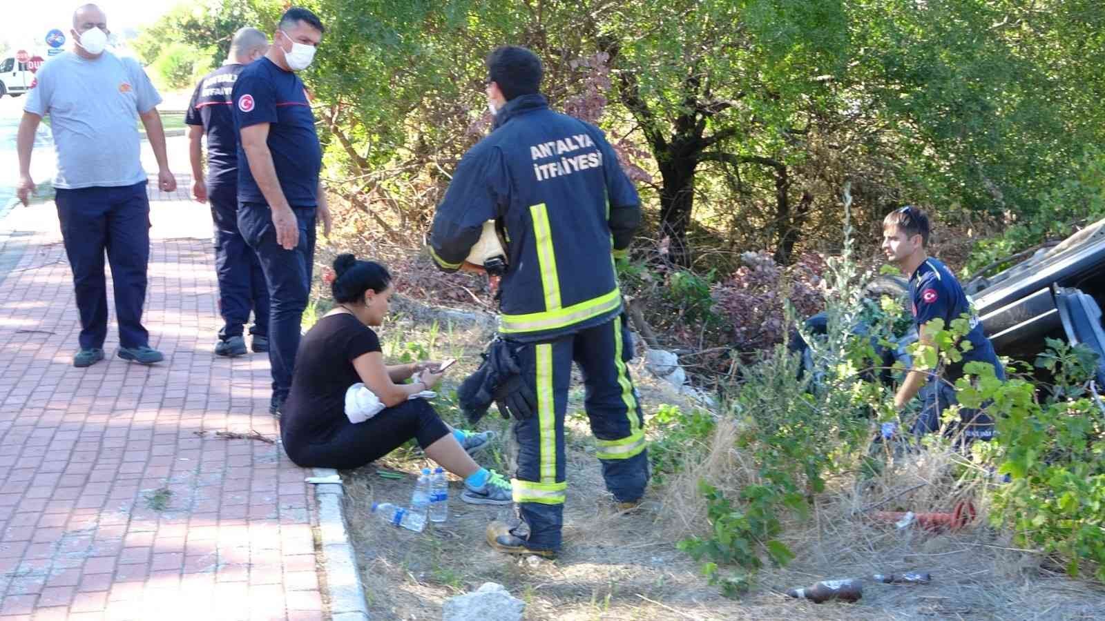 Takla atarak yol kenarında bulunan bahçeye uçan araçtan yara almadan çıktı