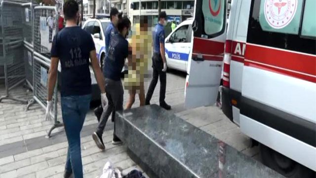 Taksim Meydanı'nda çırılçıplak haldeki kadın, polisleri harekete geçirdi