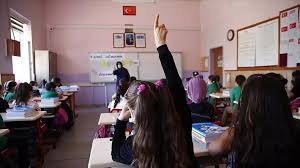 Takvim belli oldu! Öğrencilere 12 gün tatil sürprizi geldi…