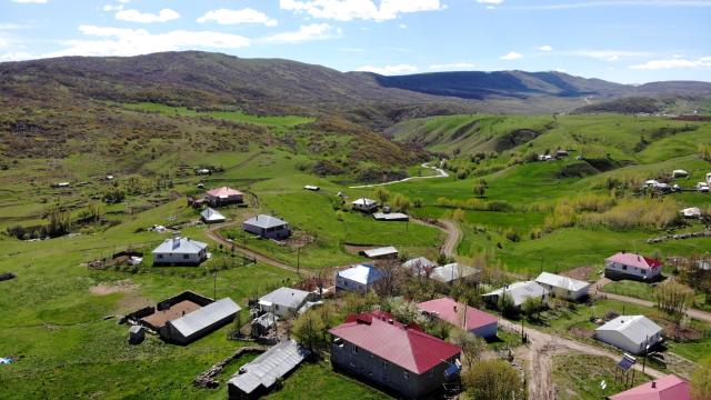 Tam kapanma döneminde vatandaşlar, kalabalıktan uzak olan köy ve yazlıkları tercih ediyor.