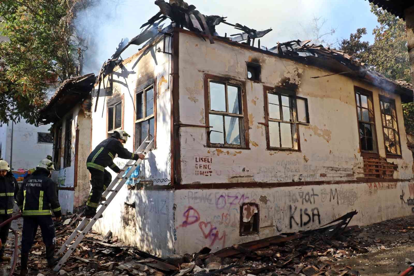 Tarihi evlerin bulunduğu bir mahallede çıkan yangın korku dolu anlara neden oldu