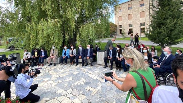 TBMM'nin açılış törenine katılmama kararı alan HDP'li vekiller meclis bahçesinde oturma eylemi başlattı