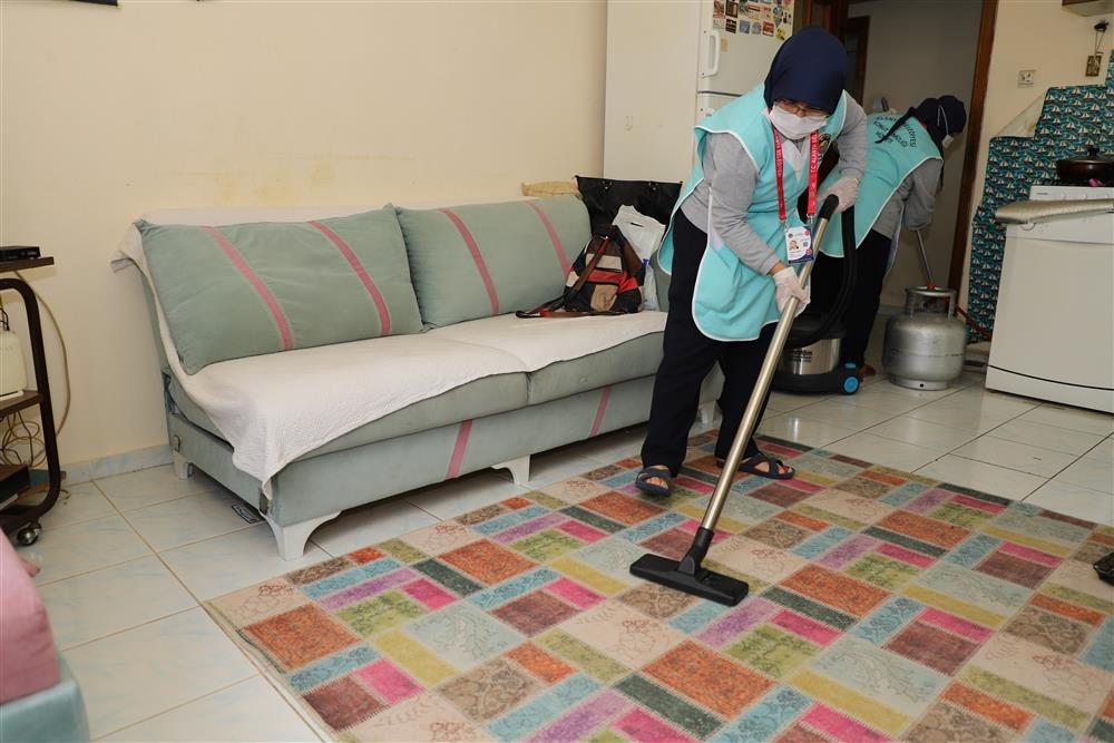 Tek başına yaşayan vatandaşların evleri temizleniyor