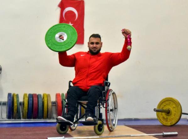Tekerlekli sandalyesine 'itfaiye hortumu' güçlendirmesi ile şampiyonalara hazırlanıyor