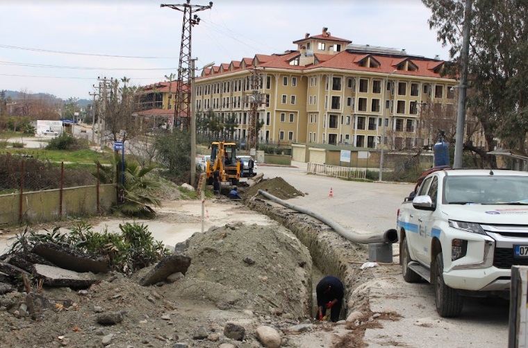 TEKİROVA’DA OTELLER BÖLGESİNİN İÇME SUYU HATTI YENİLENİYOR