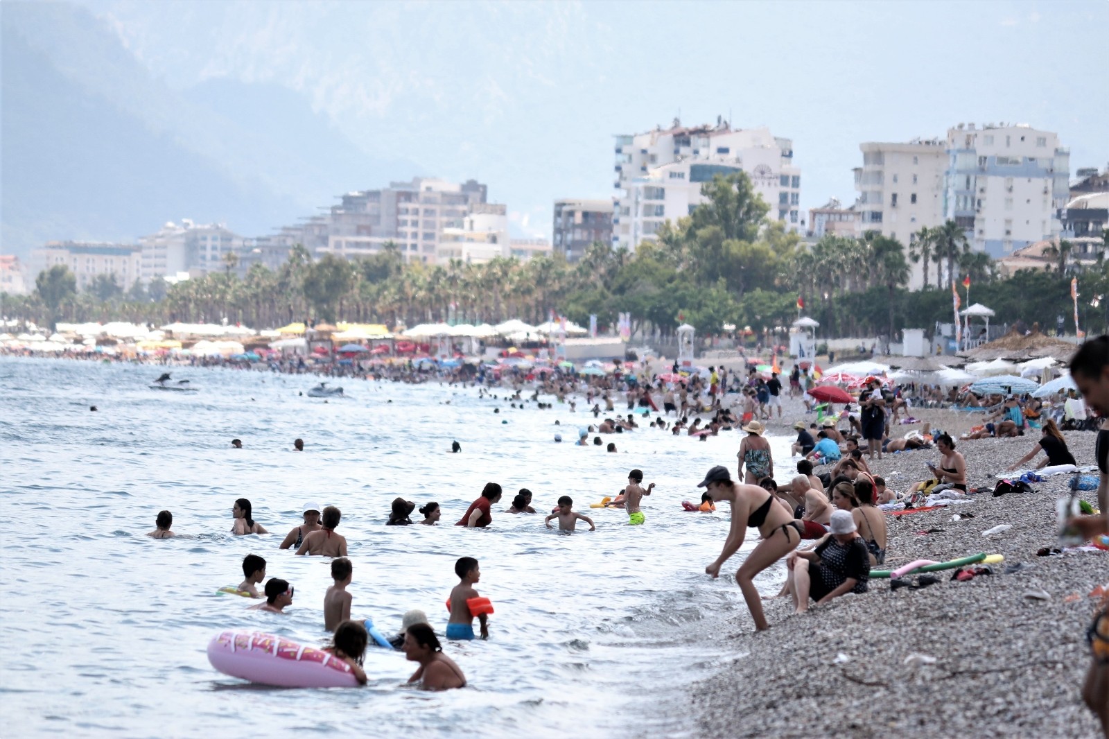 Termometrelerin 41 dereceyi gördüğü Antalya'da Vatandaşlar Çareyi denizde buldu