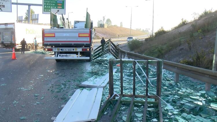 TIR'ın kasasındaki camlar yola savruldu; trafik durma noktasına geldi