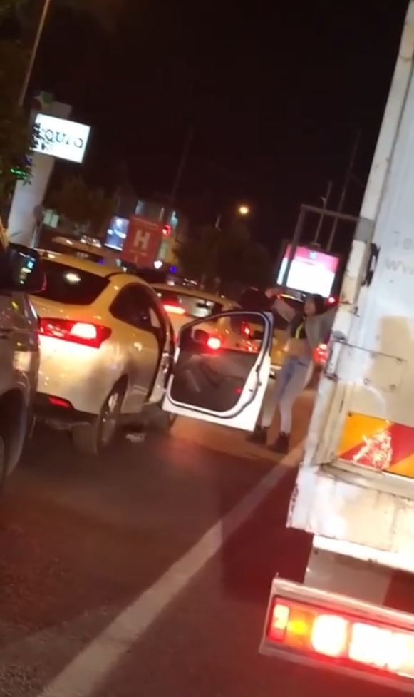 Trafikte canı sıkılan genç kız araçtan inip dans etti